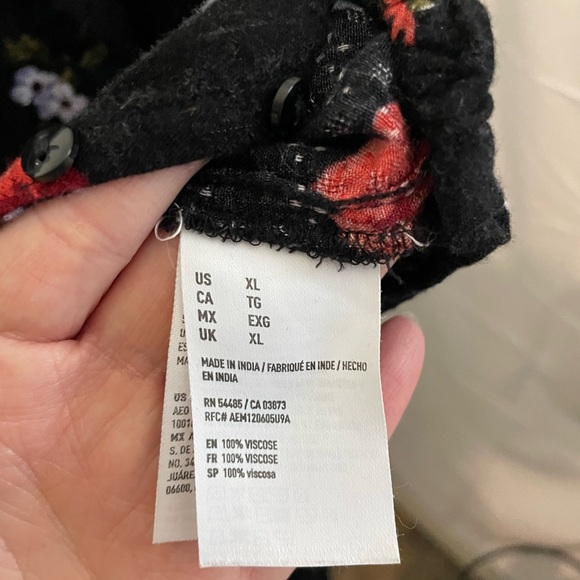 American Eagle crop‎ black floral top size XL - Picture 6 of 8